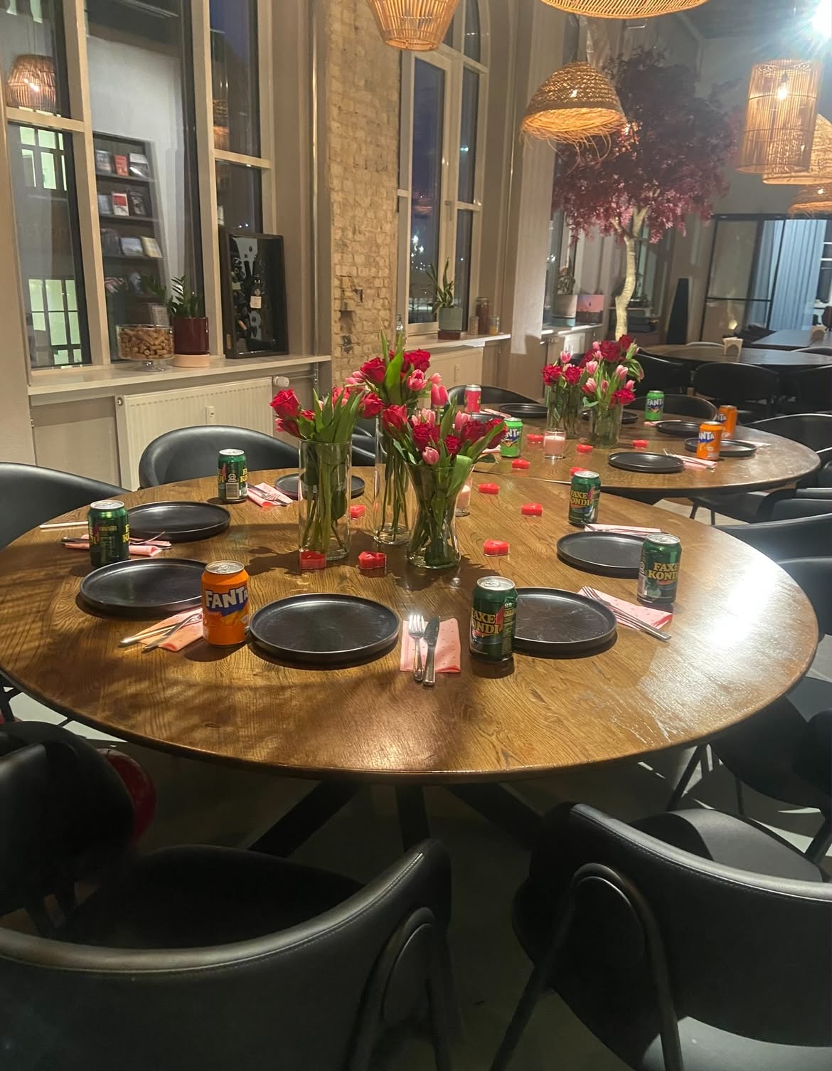 Borddækning med blomster