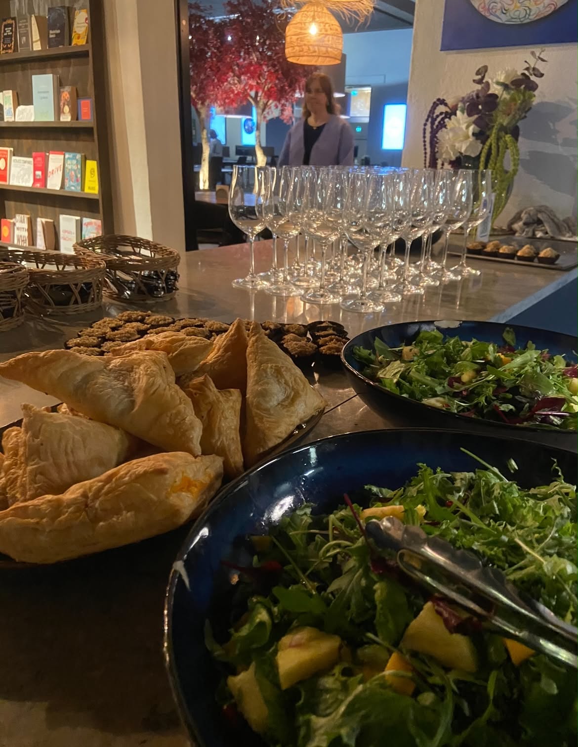 Buffet og glas klar til gæsterne